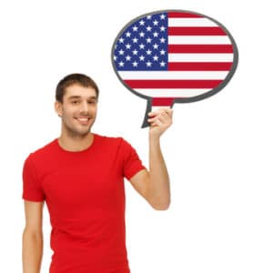 homme souriant avec le drapeau américain