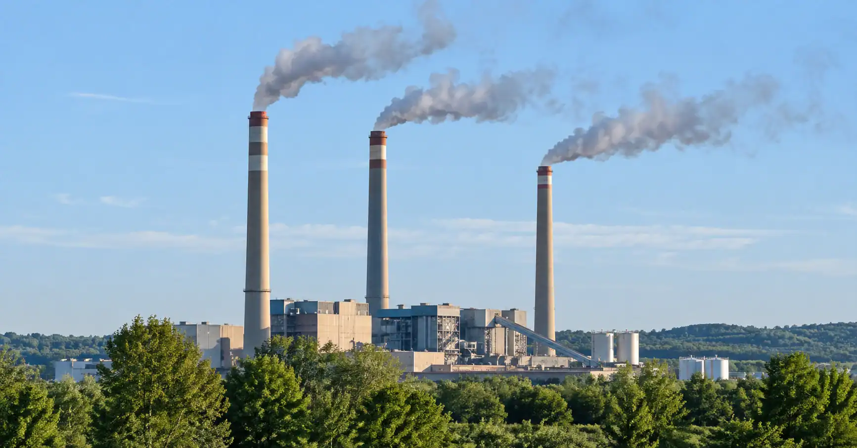 Des cheminées d’usine rejettent des fumées dans l’air.