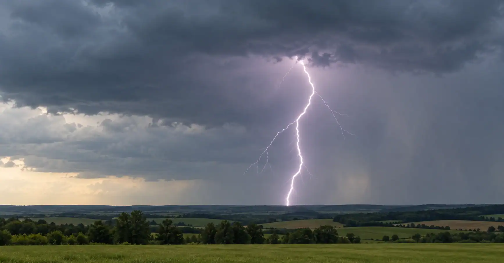 Un éclair au-dessus de champs pendant un orage.